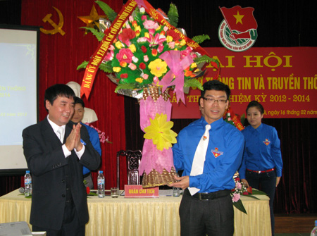 Đồng chí Đồng Công Thuận - Phó bí thư Đảng ủy Khối tặng hoa chúc mừng.